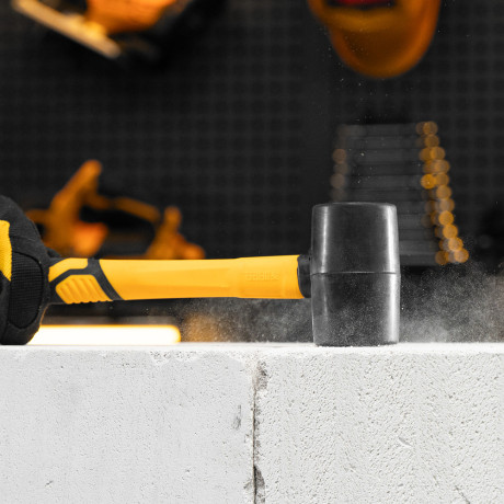 Киянка резиновая, 225 г, черная, фибергласовая рукоятка c TPR покрытием Denzel