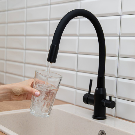 СоюзКран Смеситель для кухни с выводом пит. воды, силиконовый излив, черный, нерж.сталь, SS01-С132