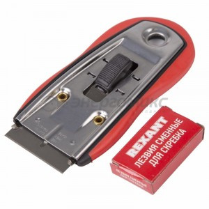 Скребок  с выдвижным лезвием обрезиненный корпус 5 запасных лезвий в комплекте  REXANT,12-4963