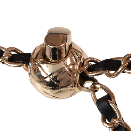 ВСЁГАЗИН Чехол для смартфона Дизайн, iP - 14 pro, черный, фэшн, цепочка c черной кожей и кулоном