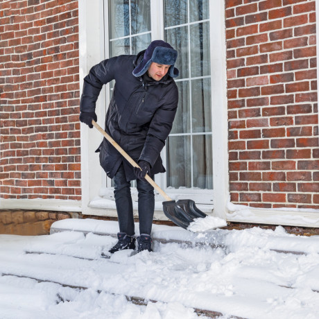 Лопата для уборки снега пластиковая, 350 х 350 х 1445 мм, деревянный черенок,