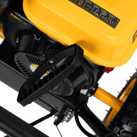 Бензиновая снегоуборочная машина SBM 610, 212 cc, ручной старт, фара Denzel