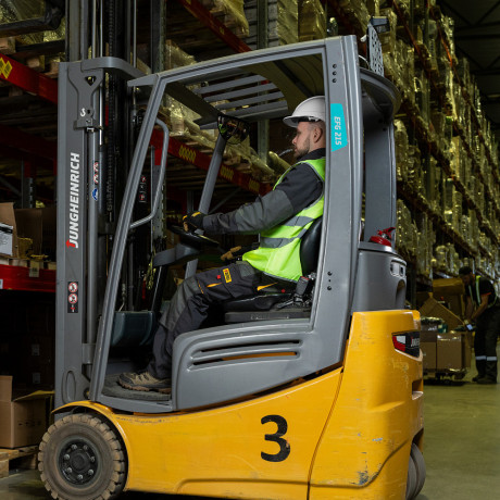 Каска защитная ударопрочная, ABS/PC, плавная регулировка, модель «Форвард» (К-05)белая Denzel