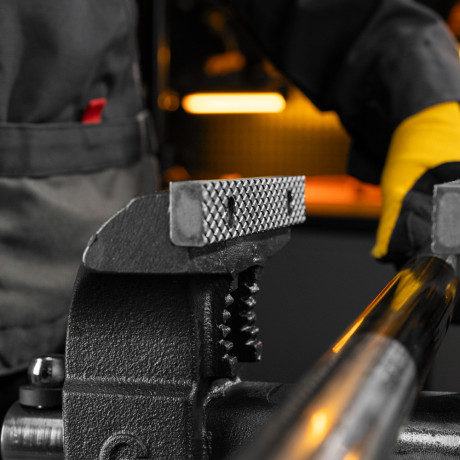 Тиски слесарные BVH-150, 150 мм, поворотные, стальная направляющая, с наковальней //Denzel