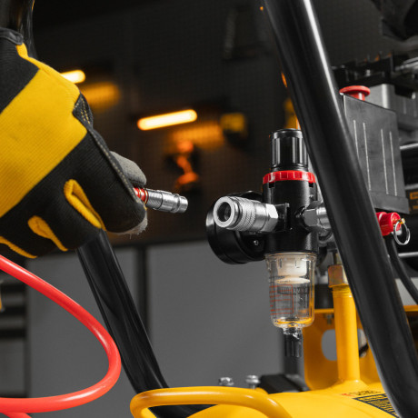 Компрессор безмасляный, малошумный DLS 2250/100, 2250 Вт, 3x750, 100 л, 410 л/мин блок управления/ Denzel