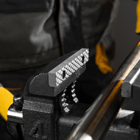 Тиски слесарные BVH-100, 100 мм, поворотные, стальная направляющая, с наковальней //Denzel