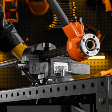 Тиски слесарные BVH-100, 100 мм, поворотные, стальная направляющая, с наковальней //Denzel