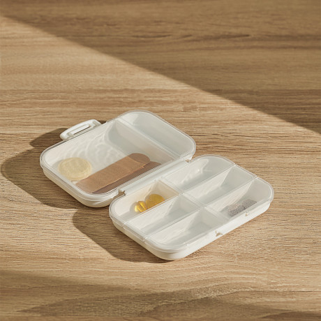 Универсальный бокс тм VETTA, дорожный, 8 отдел., пластик, 10х6х3,5см