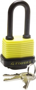Замок STAYER "MASTER" навесной, всепогодный, пластиковая защита корпуса, с удлин. закален. дужкой,на
