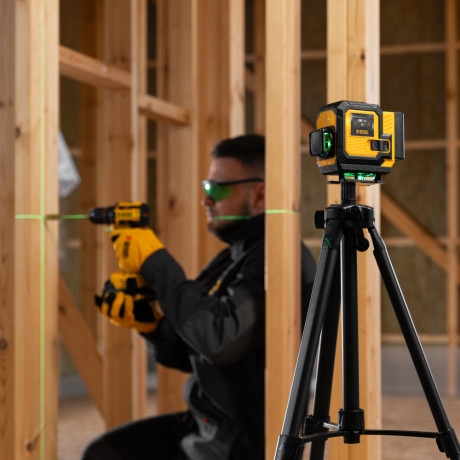 Лазерный уровень мультипризменный DLV-360-3T, 30 м, зеленый луч, Li-Ion 2,4 Aч, штатив // Denzel