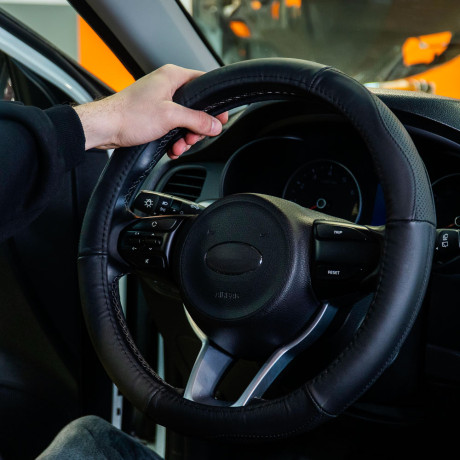 ЕРМАК Оплетка руля, натуральная кожа + перфорированные вставки, цвет черный, размер M