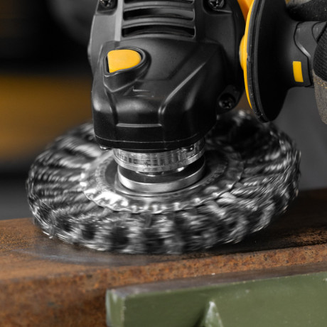 Щетка для УШМ, 125 мм, "Плоская", крученая нержавеющая проволока 0.5 мм, посадка 22.2 мм Denzel