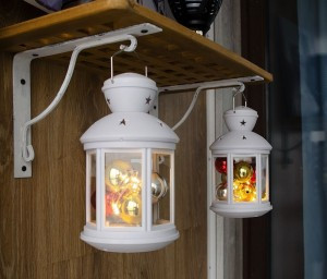 Фонарь новогод. ULD-L1220-012/TTB/WW 12LED+шарики 12x20см тепл.бел, мигающ, 3xАА н/к, бел.Uniel