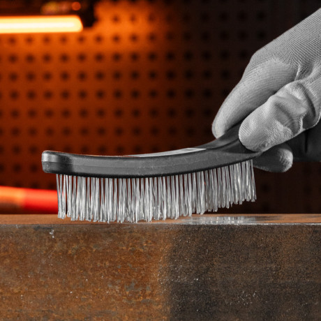 Щетка четырехрядная металлическая с пластмассовой ручкой Sparta