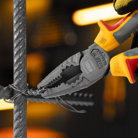 Плоскогубцы комбинированные, диэлектрические трехкомпонентные рукоятки до 1000 В, 180 мм Denzel