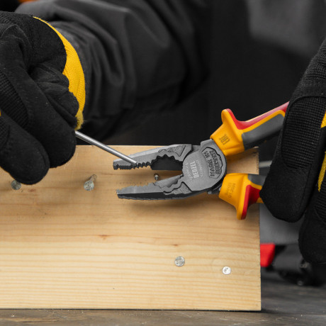 Плоскогубцы комбинированные, диэлектрические трехкомпонентные рукоятки до 1000 В, 180 мм Denzel