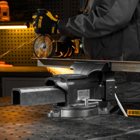 Тиски слесарные BVH-200, 200 мм, поворотные, стальная направляющая, с наковальней //Denzel