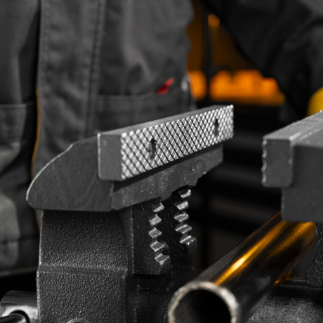 Тиски слесарные BVH-200, 200 мм, поворотные, стальная направляющая, с наковальней //Denzel