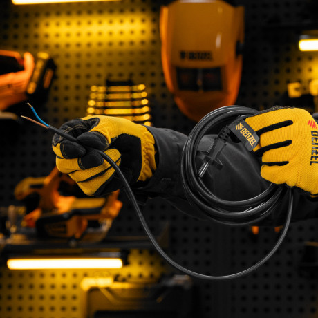 Шнур сетевой Energy Series, ПВС, 3 м, 2 x 1,5 мм, с неразборной вилкой, черный, Denzel