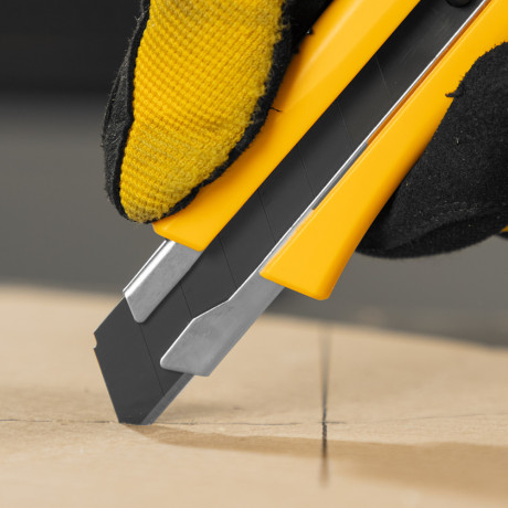 Нож, 18 мм, сменное лезвие, SK4, метал. направляющая, винтовой фиксатор Denzel