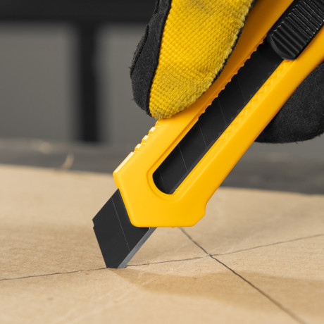 Нож, 18 мм, сменное лезвие, SK4, облегченный корпус, нажимной фиксатор Denzel