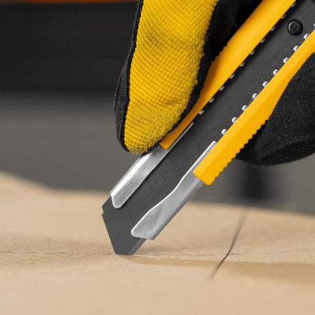 Нож, 18 мм, сменное лезвие, SK4, метал. направляющая, клипса, нажимной фиксатор Denzel