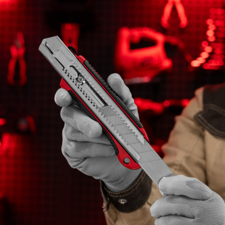 Нож, 25 мм, выдвижное лезвие, усиленная металлическая направляющая, металлическая обрезиненная рукоятка Matrix