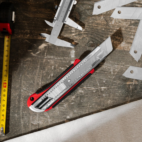 Нож, 25 мм, выдвижное лезвие, усиленная металлическая направляющая, металлическая обрезиненная рукоятка Matrix