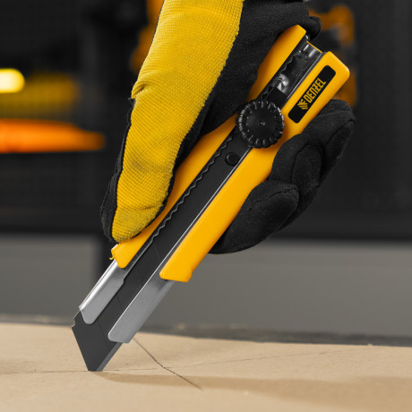 Нож, 25 мм, сменное лезвие, SK4, корпус из TPR, метал. направляющая, винтовой фиксатор Denzel