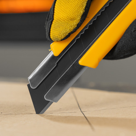 Нож, 25 мм, сменное лезвие, SK4, корпус из TPR, метал. направляющая, винтовой фиксатор Denzel