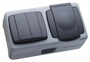 Makel PLUS блок ОУ (выкл. 2 кл. + роз. 1 мест.) сер. земля (п/герм., крышка, IP55) 36064203