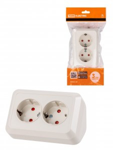 TDM Розетка угловая 2 мест. ОУ (земля, шторки) IP20 250В 16А сл. кость "Ладога" SQ1801-0243