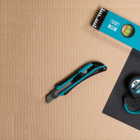 Нож, 170 мм, обрезиненный ABS-корпус, выдвижное сегментное лезвие 18 мм (SK-5) металлическая направляющая, 5 запасных лезвий Gross