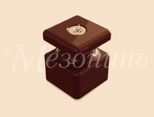 МЕЗОНИНЪ РЕТРО Изолятор квадрат фарфор (керамика) D18,5х24мм коричн., саморез (уп.15шт, цена за шт)