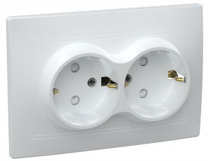 IEK КВАРТА РСш12-3-КБ роз. СУ 2 мест. земля с защ.штор. 16А бел. ERK21-K01-16-DM