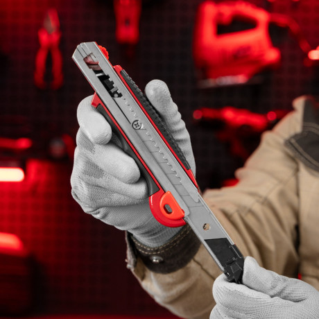 Нож, 18 мм, выдвижное лезвие, металлическая направляющая, обрезиненная ручка, 5 лезвий Matrix