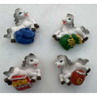 Магнит 25264-2 Лошадка с монетками и сундуком 4*4 см (ЦЕНА ЗА 48 ШТ)