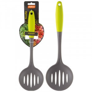 Шумовка из нейлона с цветной ручкой из TPR, серия Novita, 5427 Mallony