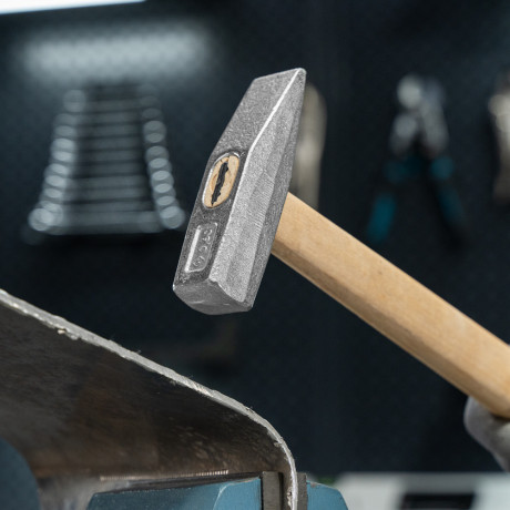 Молоток слесарный, 600 г, квадратный боек, деревянная рукоятка