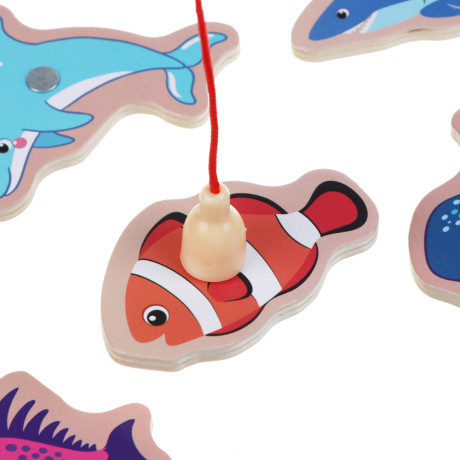 ИГРОЛЕНД Игрушка развивающая для малышей "Рыбалка магнитная", 12 фигурок, дерево, 20х14см