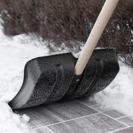 Лопата для уборки снега пластиковая, 380х385х1420 мм, оцинк. планка, деревянный черенок