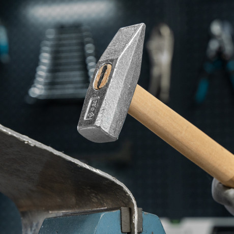 Молоток слесарный, 800 г, квадратный боек, деревянная рукоятка