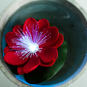 INBLOOM Лилия декоративная с подсветкой для пруда, полиэстер, 10см, LR44х3, 12 цветов