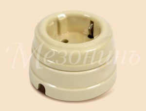 МЕЗОНИНЪ роз. ОУ 1 мест. (земля) с рамкой (D70x45, 16А, 250В, IP 20), слон.кость фарфор GE70301-02