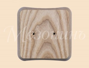 МЕЗОНИНЪ Накладка дерев. "Классика" на бревно D240мм квадратная, уст. площ. 109 х 109 мм GE71749-00
