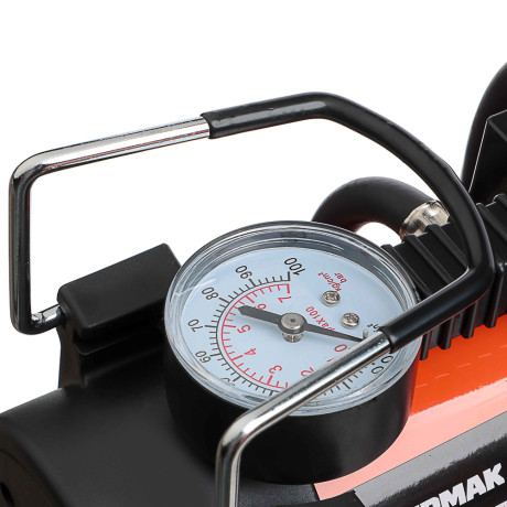 ЕРМАК Набор 12 предметов с компрессором "Торнадо" АС-580, 45 л/мин, 150Вт