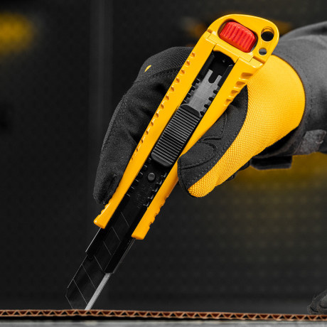 Нож, 18 мм, сменное лезвие, SK4, корпус из цинкового сплава + TPR, торцевой зажим Denzel