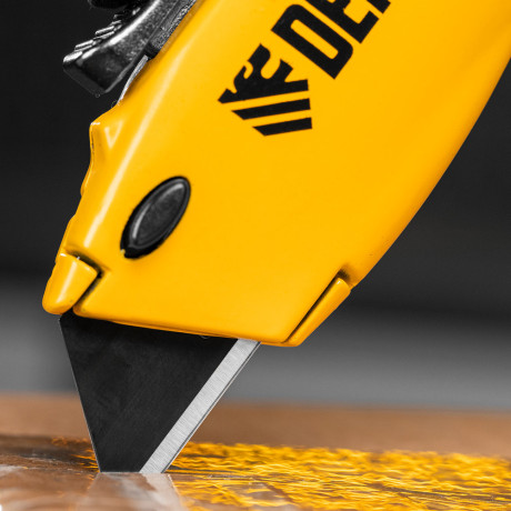 Нож, 19мм, сменное трапециевидное  лезвие, SK4, алюминиевый корпус, торцевой зажим Denzel